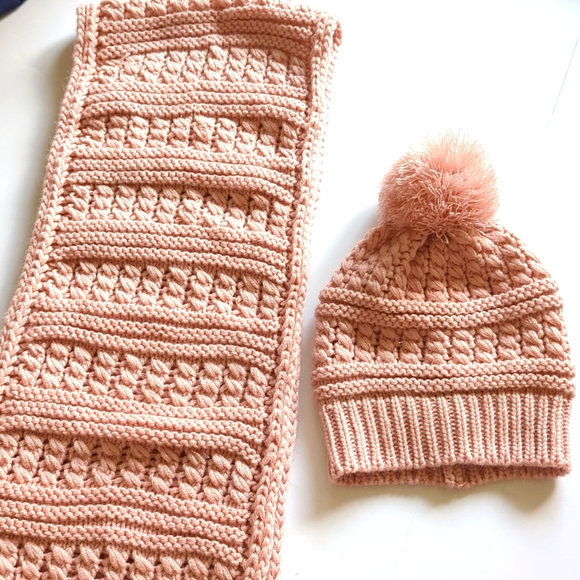 Max Studio Beautiful Acrylic Knit Scarf & Beanie - Picture 2 of 7